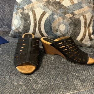 BRAND NEW Solanz“Paulette” style wedge sandal Size 9M